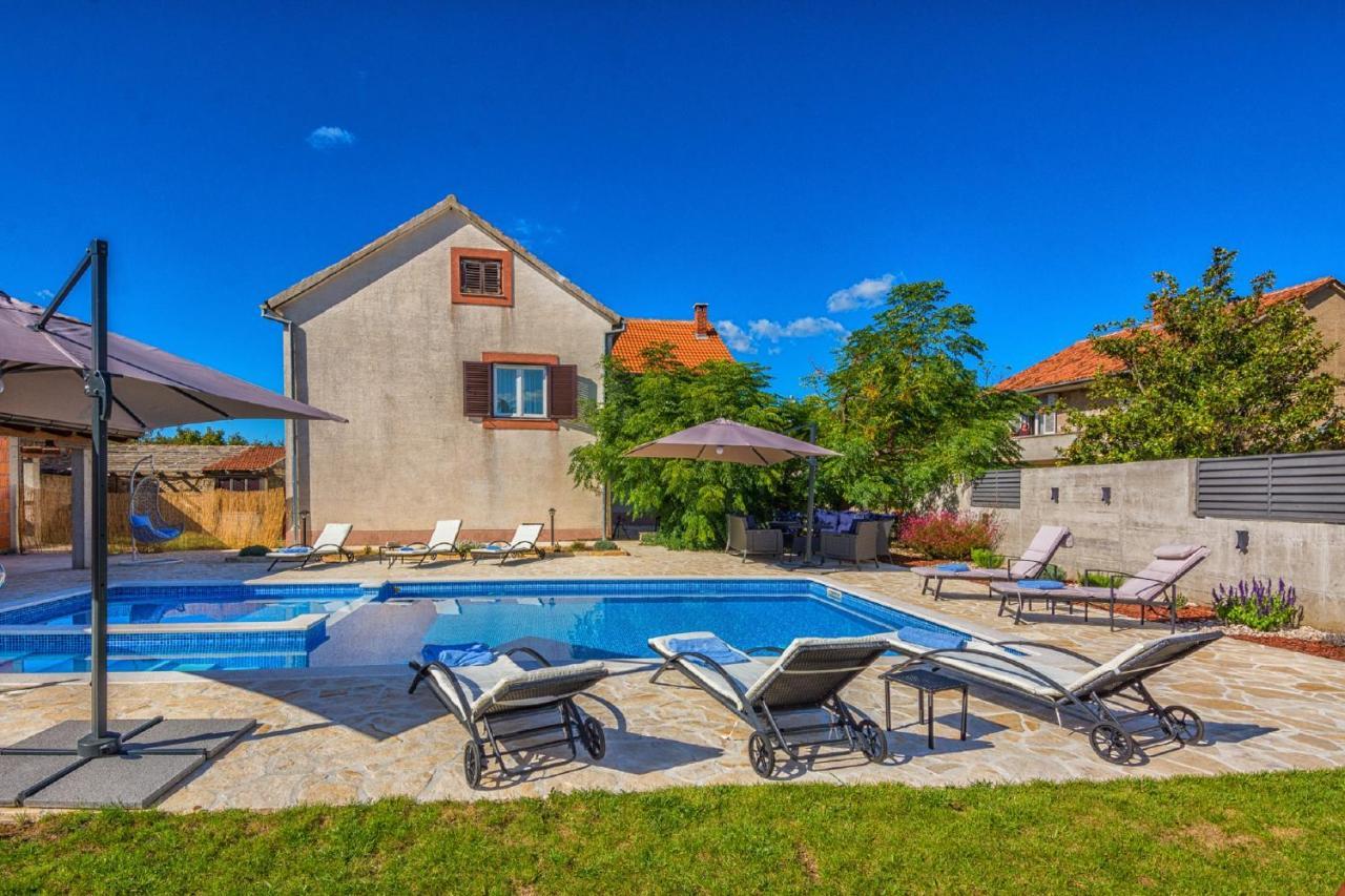 Holiday Home Tower With Private Pool, Sauna And Quads Smilcic Екстер'єр фото