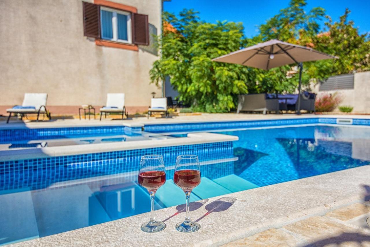 Holiday Home Tower With Private Pool, Sauna And Quads Smilcic Екстер'єр фото