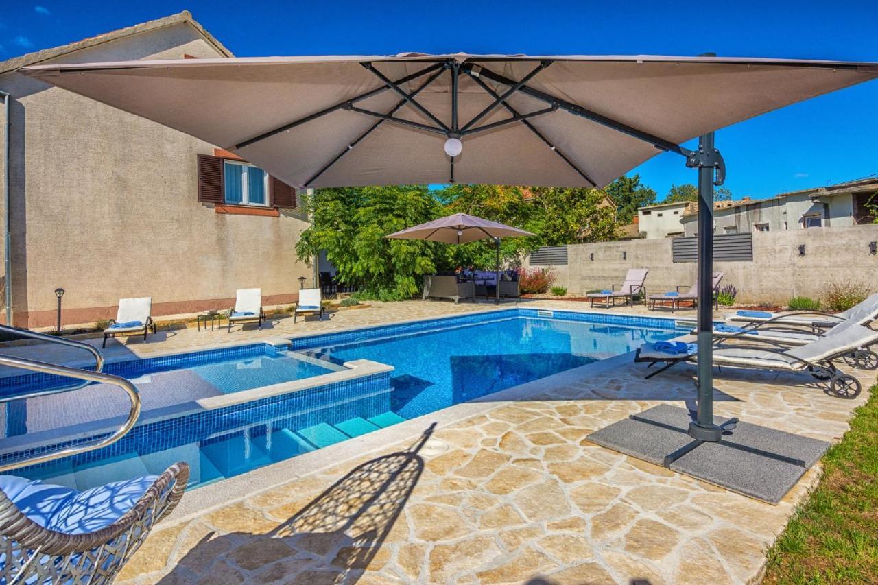 Holiday Home Tower With Private Pool, Sauna And Quads Smilcic Екстер'єр фото