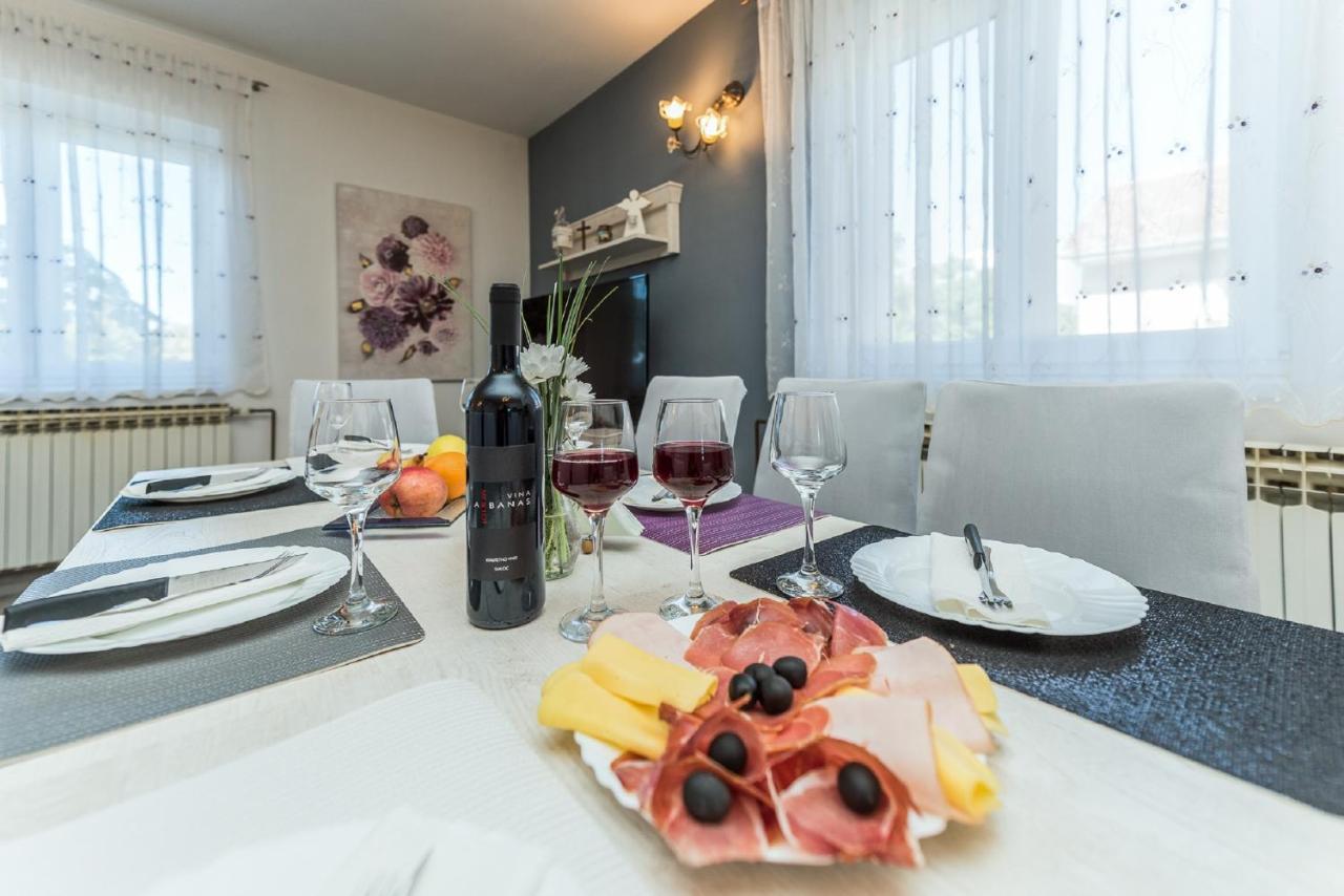 Holiday Home Tower With Private Pool, Sauna And Quads Smilcic Екстер'єр фото