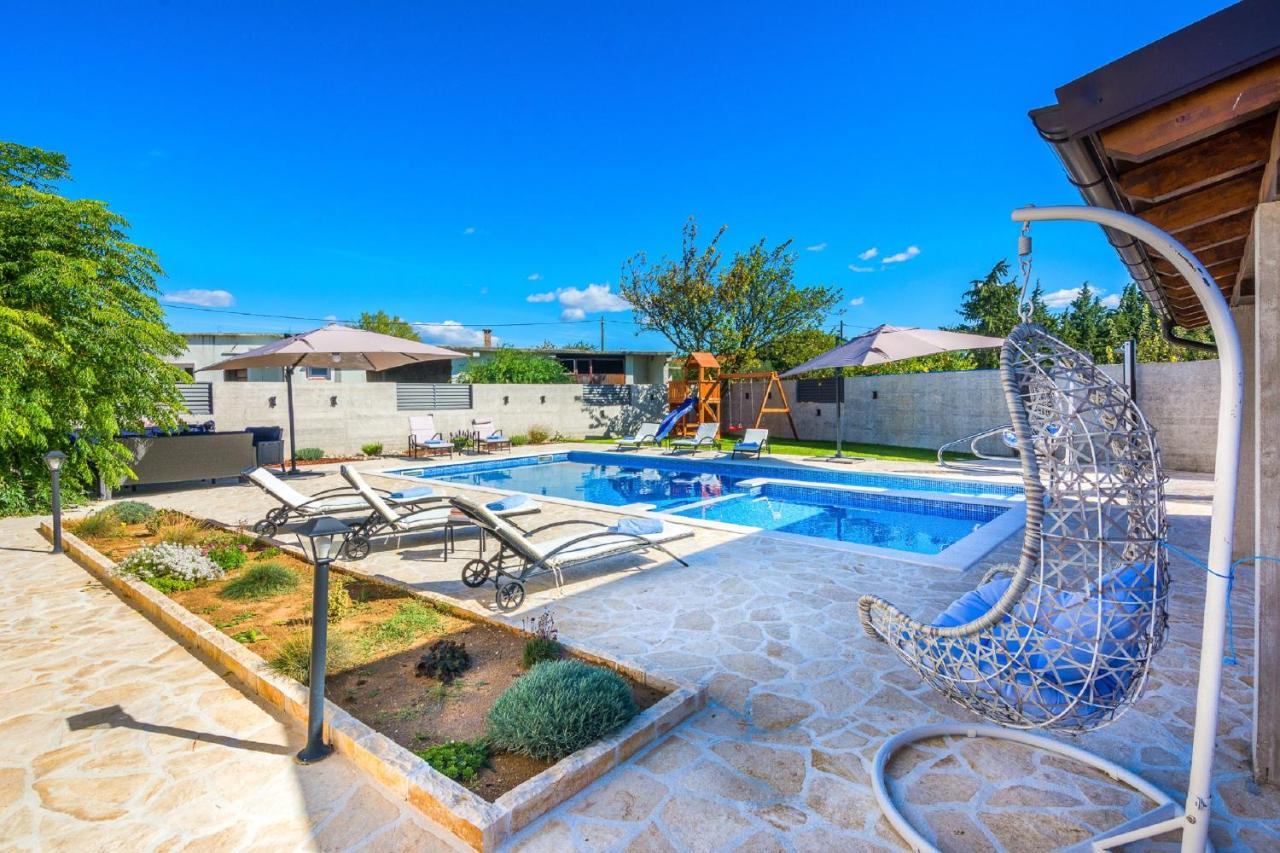 Holiday Home Tower With Private Pool, Sauna And Quads Smilcic Екстер'єр фото