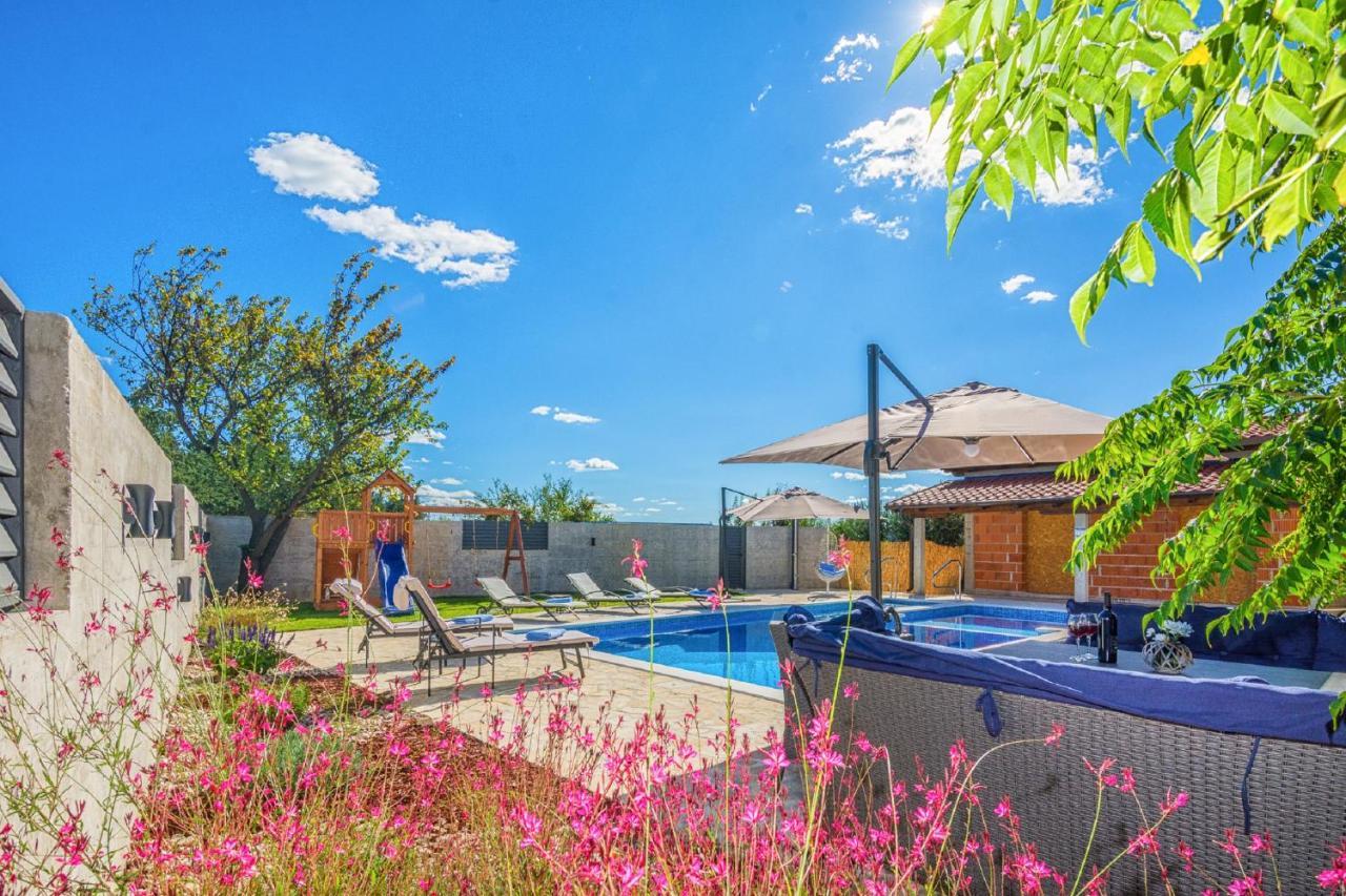 Holiday Home Tower With Private Pool, Sauna And Quads Smilcic Екстер'єр фото
