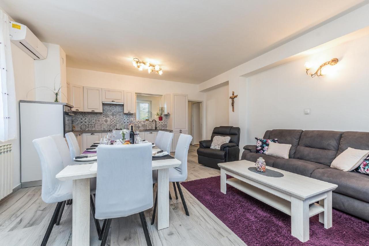 Holiday Home Tower With Private Pool, Sauna And Quads Smilcic Екстер'єр фото